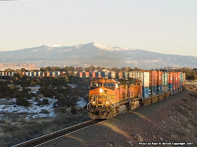 BNSF 4023 at Mt Taylor, NM in January 2007.jpg